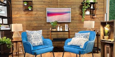 Décor de studio haut de gamme incluant chaises modernes, écran intelligent et plantes.