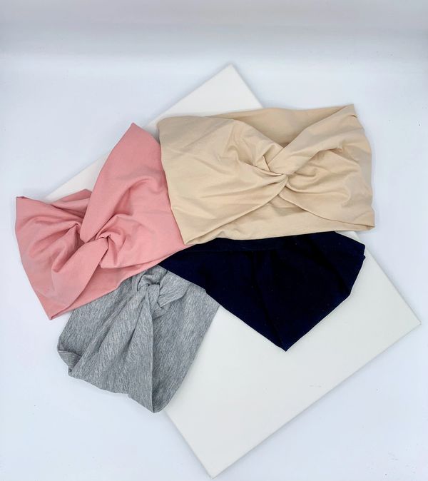 Four jersey stretch headband with a knot. In colours of pink, nude, black and grey.