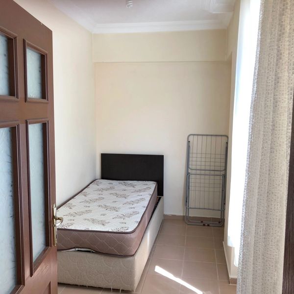 A small bedroom inside Anakent Apartmanı building