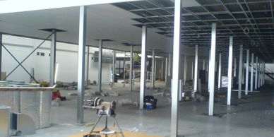 Fire protection of a storage mezzanine floor with galvanised column casings and a suspended ceiling