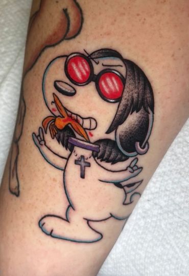 Tattoo of Snoopy with rockstar style and lizard.
