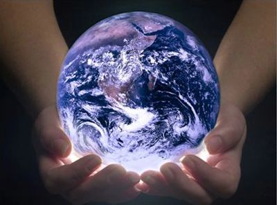 La Terre entre les mains d'un humain. 