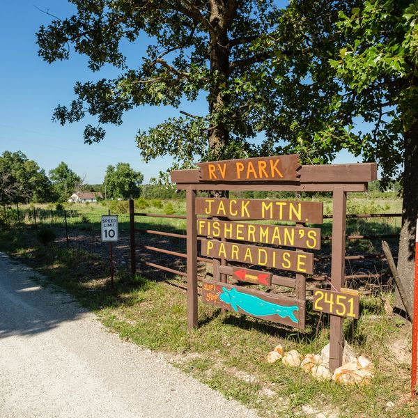 A signboard that gives direction to RV Park 