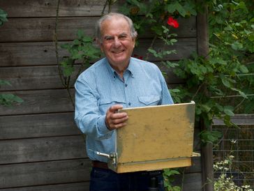 An artist with his paintbox on a tripod.