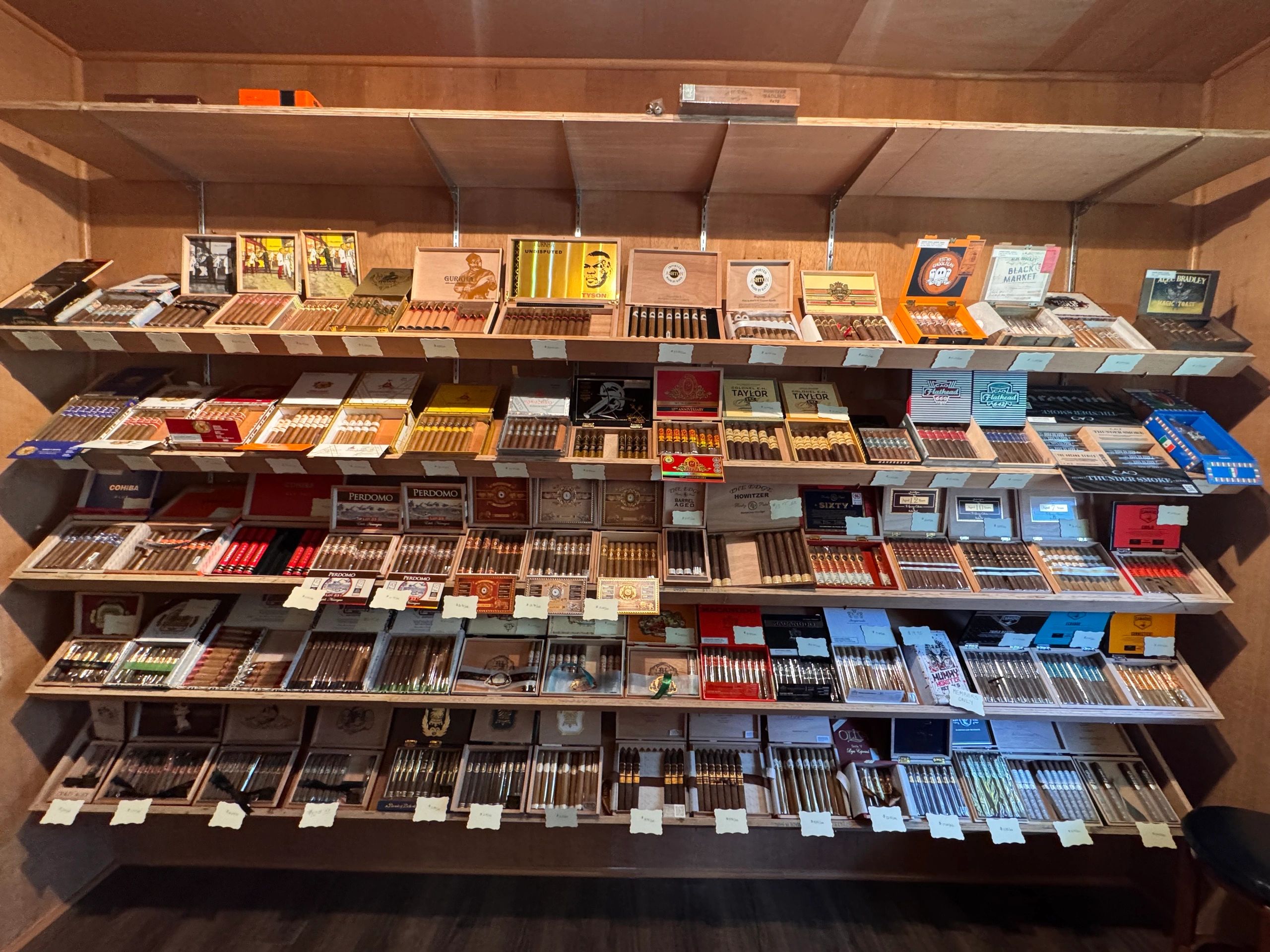 florence tobacco shop Cigar Aficionados' Premium Cigar Lounge in Florence