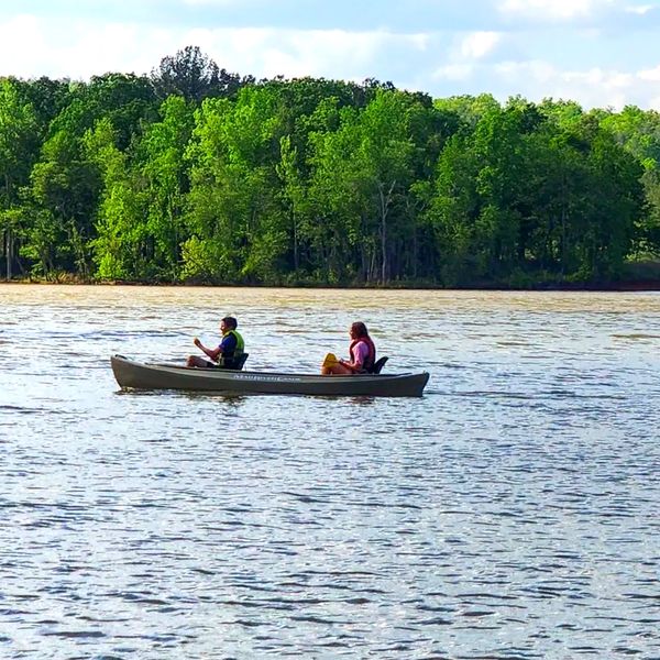 Canoe Rentals! Our boat rentals service Lake Rhodhiss in North Carolina. Book yours now.