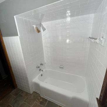 After photo of reglazed bathtub/tile.