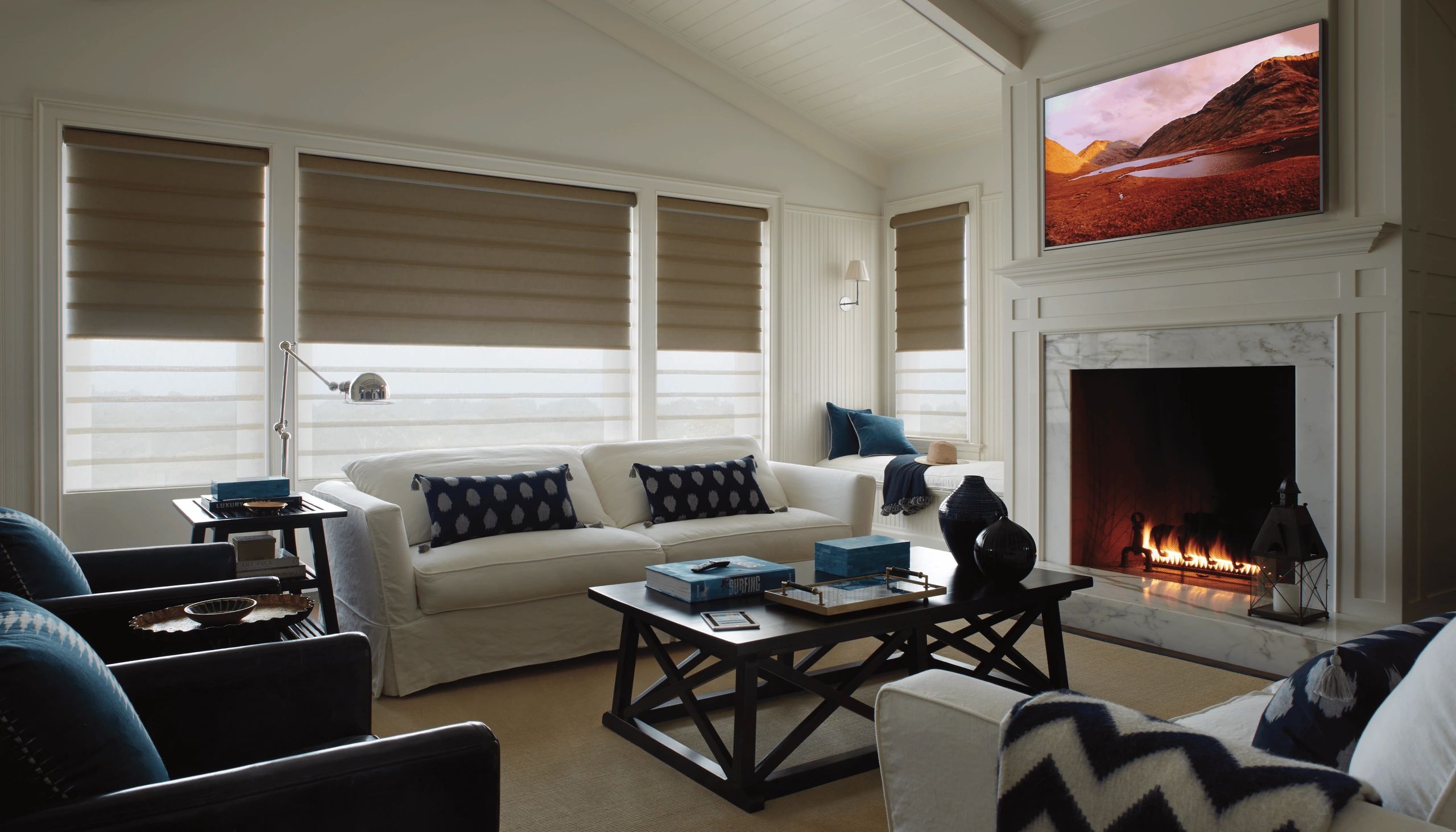 Sala elegante con chimenea y televisión.