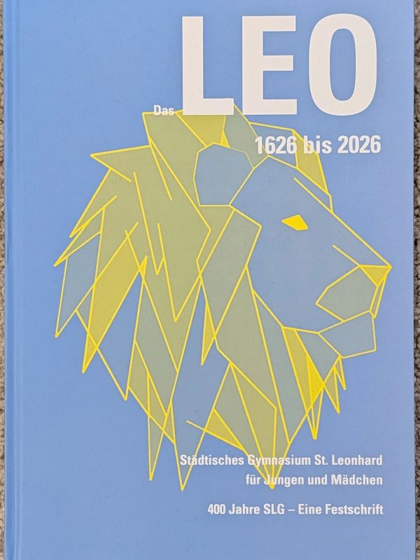 Schuljahrbuch mit Löwenmotiv und Jahresangaben.