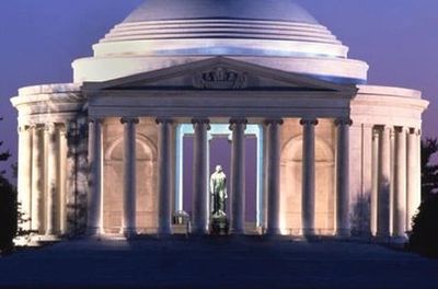 A picture of the monument in the night 