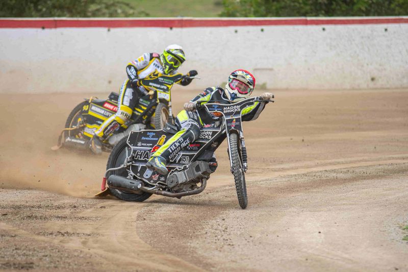 Eddie Kennett leads James Shanes.jpg