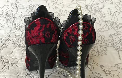 Burlesque shoes and pearls