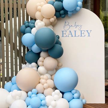 Small wooden arch backdrop (antique white)