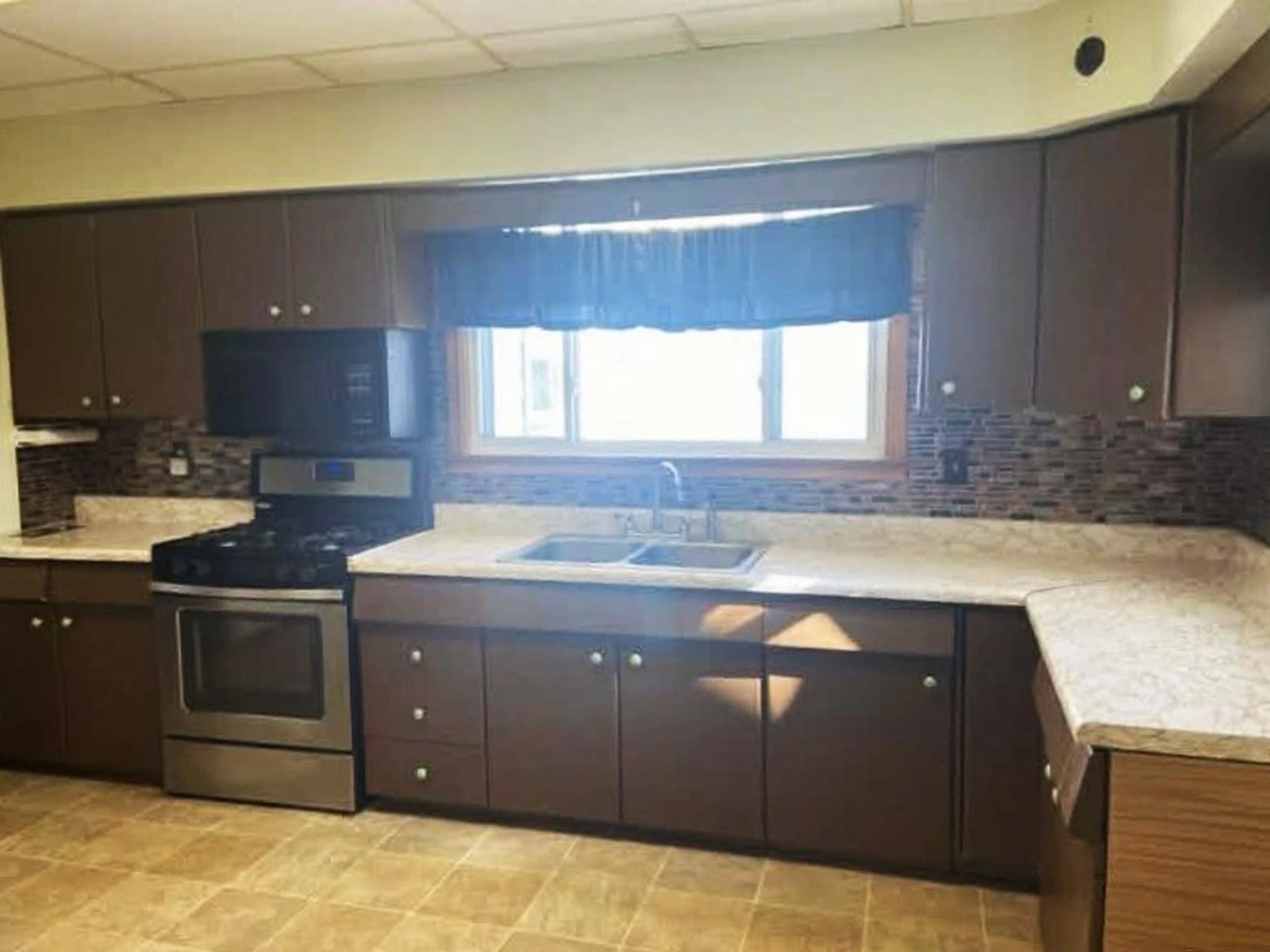 325 W 6th Street, Winner, SD — Winner, SD real estate photo thumbnail 8