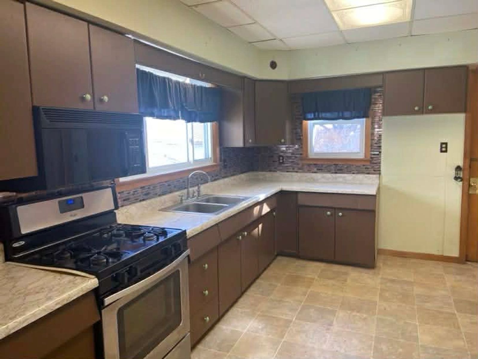 325 W 6th Street, Winner, SD — Winner, SD real estate photo thumbnail 7