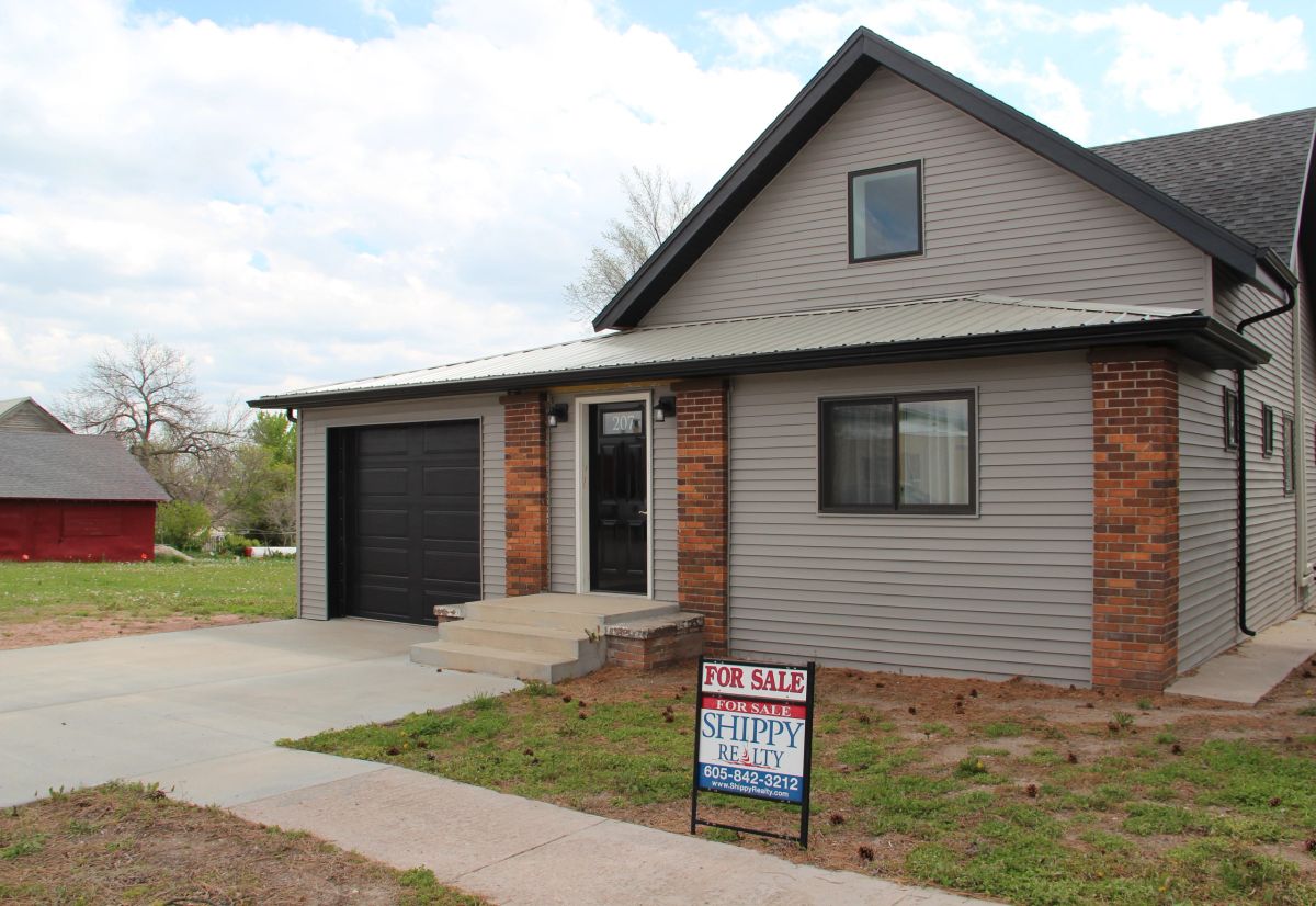 207 W. Pugh Street, Martin, SD