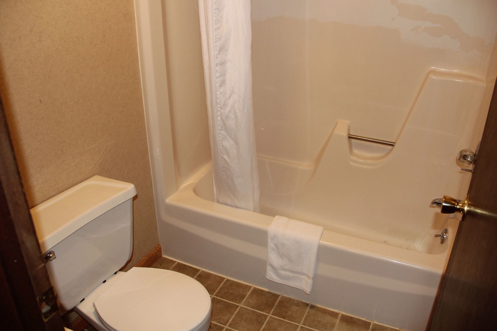 Dakota Winds Motel, Kimball, SD — Kimball, SD real estate photo thumbnail 8