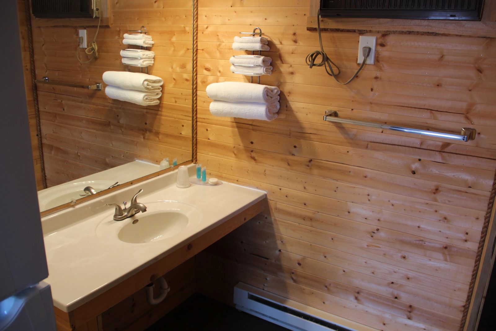 Dakota Winds Motel, Kimball, SD — Kimball, SD real estate photo thumbnail 10