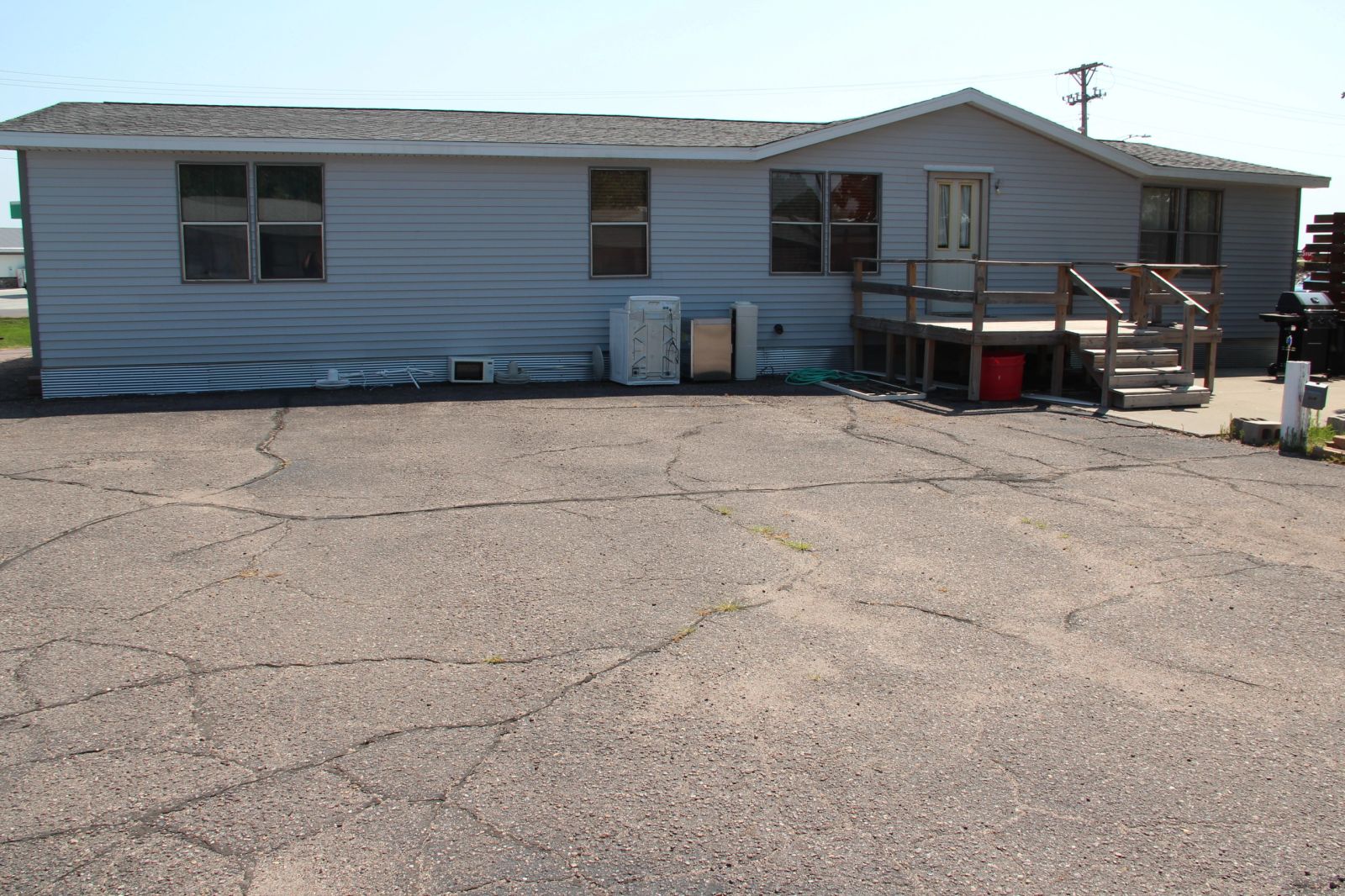 Dakota Winds Motel, Kimball, SD — Kimball, SD real estate photo thumbnail 12