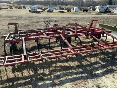 International 5500 Chisel Plow — Grain/tillage Equipment lot at the Gran Consignment Sale — Spring 2026