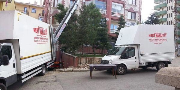 Ankara'da şehir içi parça eşya ve komple evden eve nakliyat için kullanılan kapalı kasa kamyon.