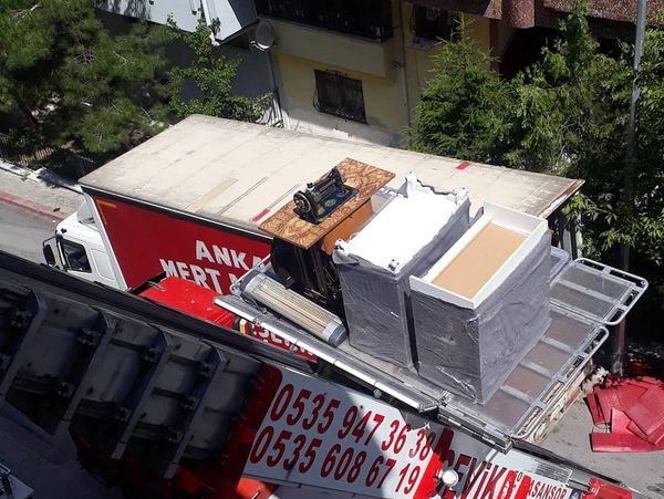 Ankara'da asansörlü evden eve nakliyat için kuruluma hazır dış cephe asansörü ve nakliye kamyonu.