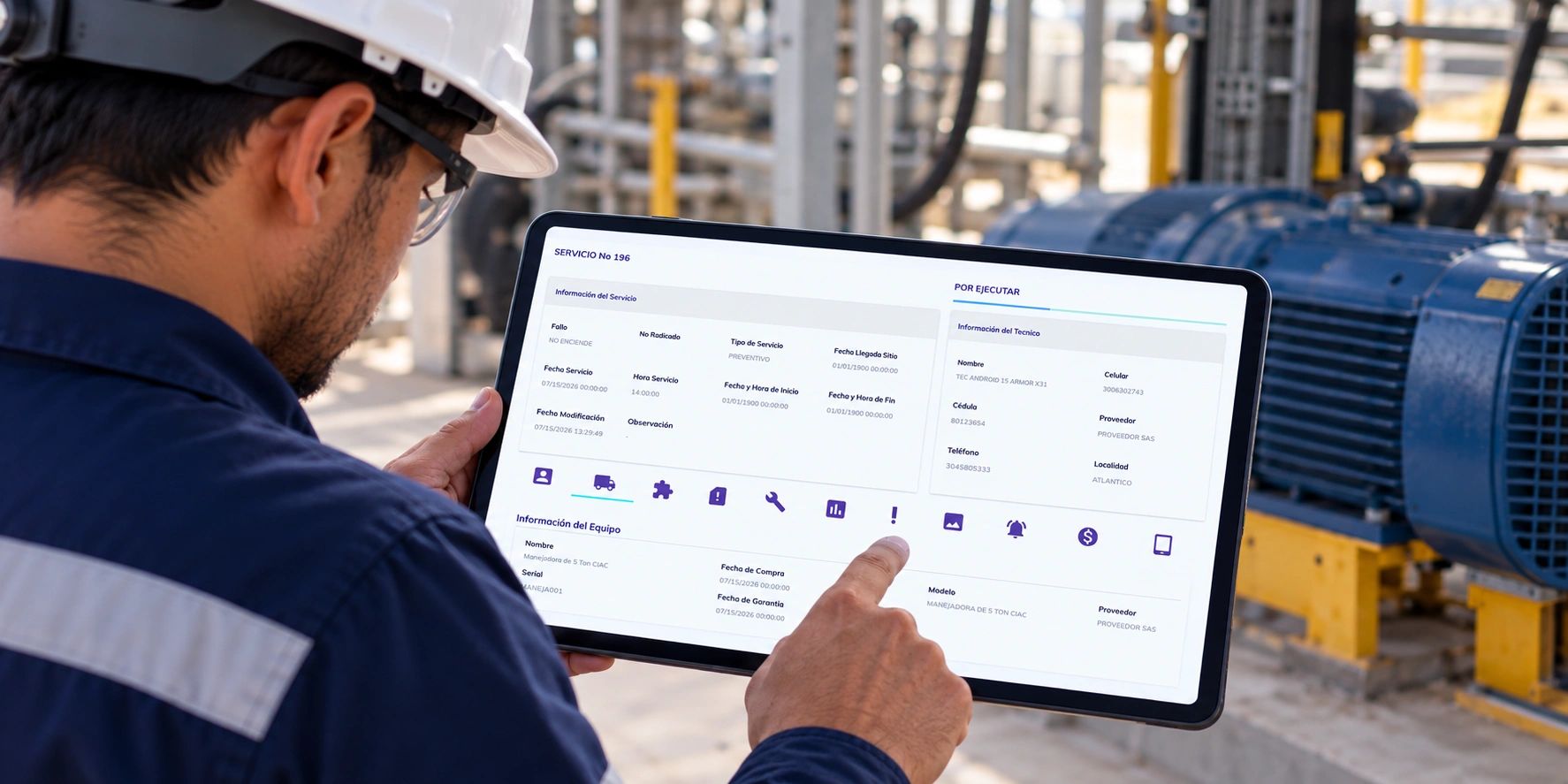 Técnico de mantenimiento utilizando una tablet para consultar información de un servicio.