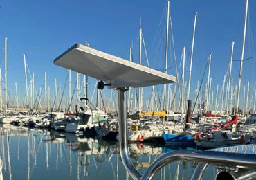 Antenne Starlink installée sur bateau dans un port en France, solution internet maritime fiable