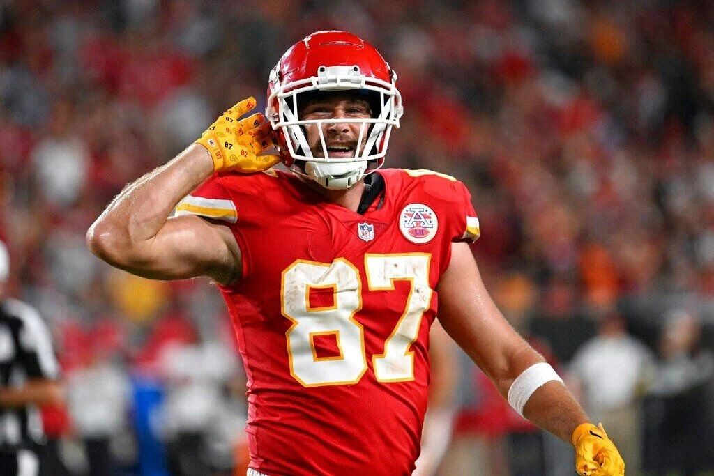 Travis Kelce hyperextends knee, status uncertain for Thursday night