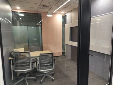 Coworking area with open-plan design, optimized for teamwork and creativity with functional furnitur