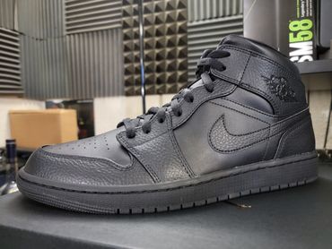 Air Jordan 1 Mid
'Triple Black'
554724-091
Release Date: March 2020