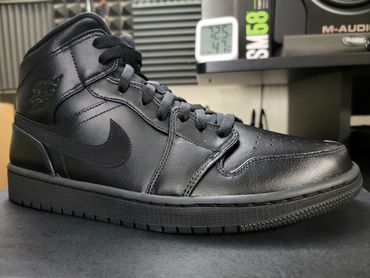 Air Jordan 1 Mid
'Triple Black'
554724-090
Release Date: April 2019