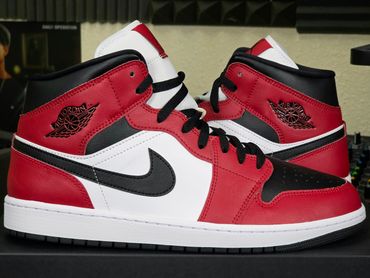 Air Jordan 1 Mid
'Chicago Black Toe'
554724-069
Release Date: April 2020