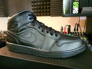 Air Jordan 1 Mid
'Triple Black'
554724-093
Release Date: September 2022