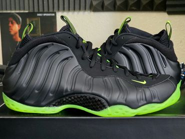 Nike Air Foamposite One
'Black Volt'
HF2902-001
Release Date: March 2025