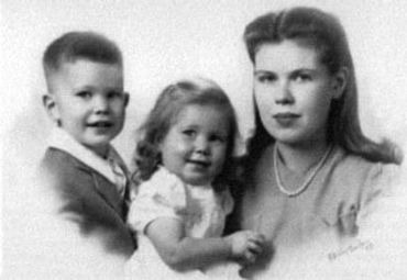 Young George Smoot with sister Sharon and mother Talicia at the age of discovery.