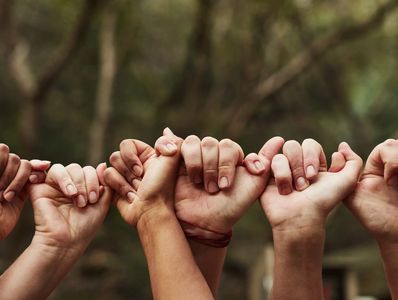 Hands in a line linked by pinky finger and thumb.