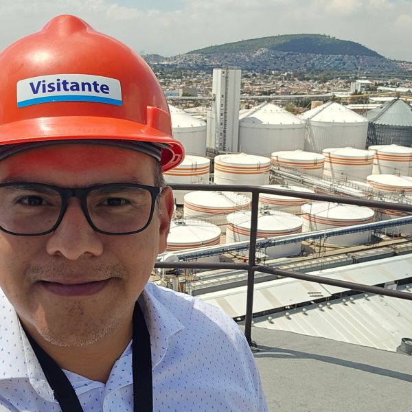 Francisco Vera durante una visita a instalaciones de almacenamiento y procesamiento de granos. 