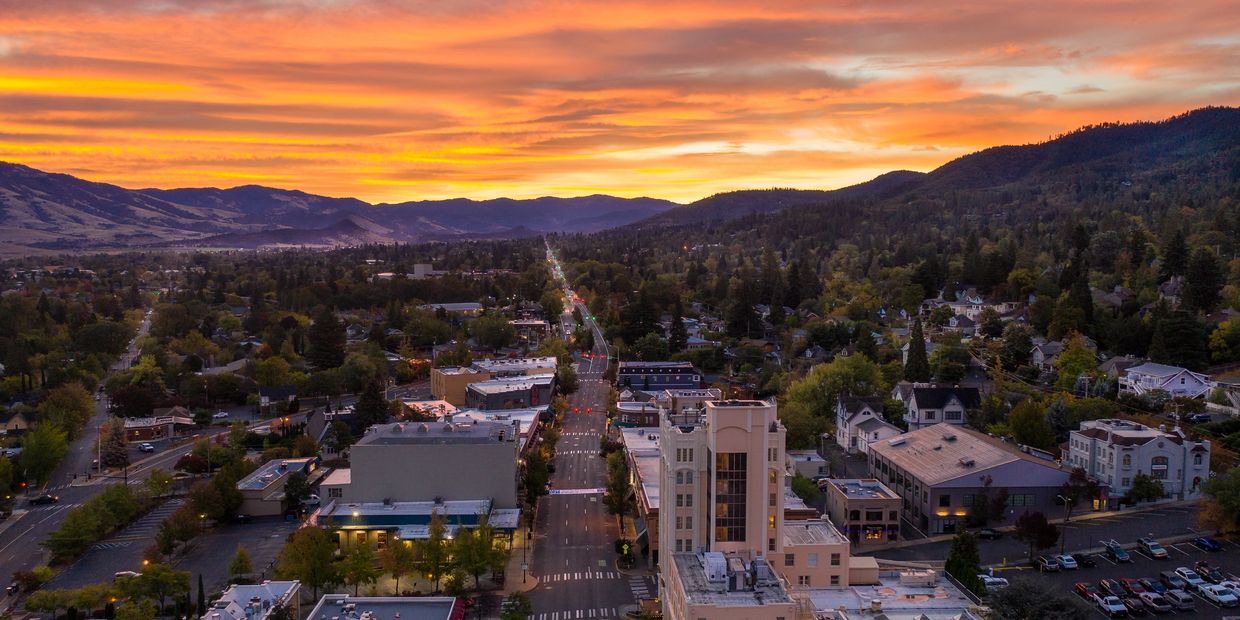 Discover Ashland, Oregon, known for its vibrant arts scene, historic downtown, & outdoor recreation.