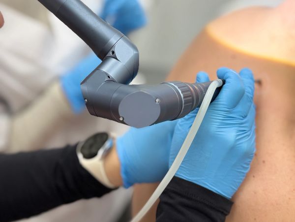 Brazo robótico realizando procedimiento médico en un paciente.