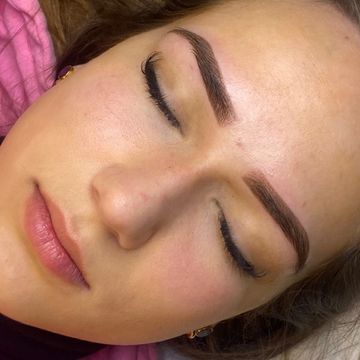 démographe maquillage permanent tatouage sourcils