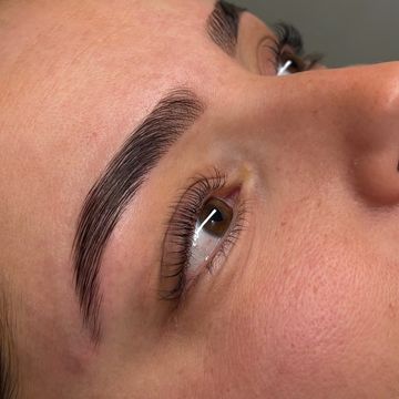 Epilation au fil  browlift rehaussement de cils avec teinture