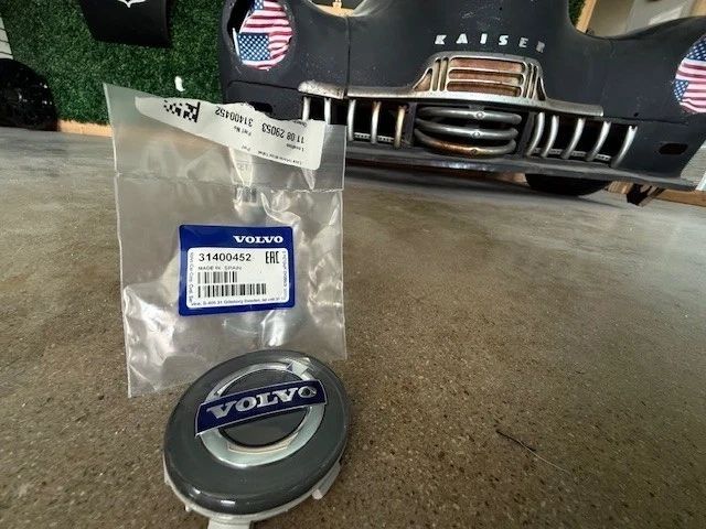 (1) New Genuine Volvo Center Wheel Cap - 31400452 same as dealer