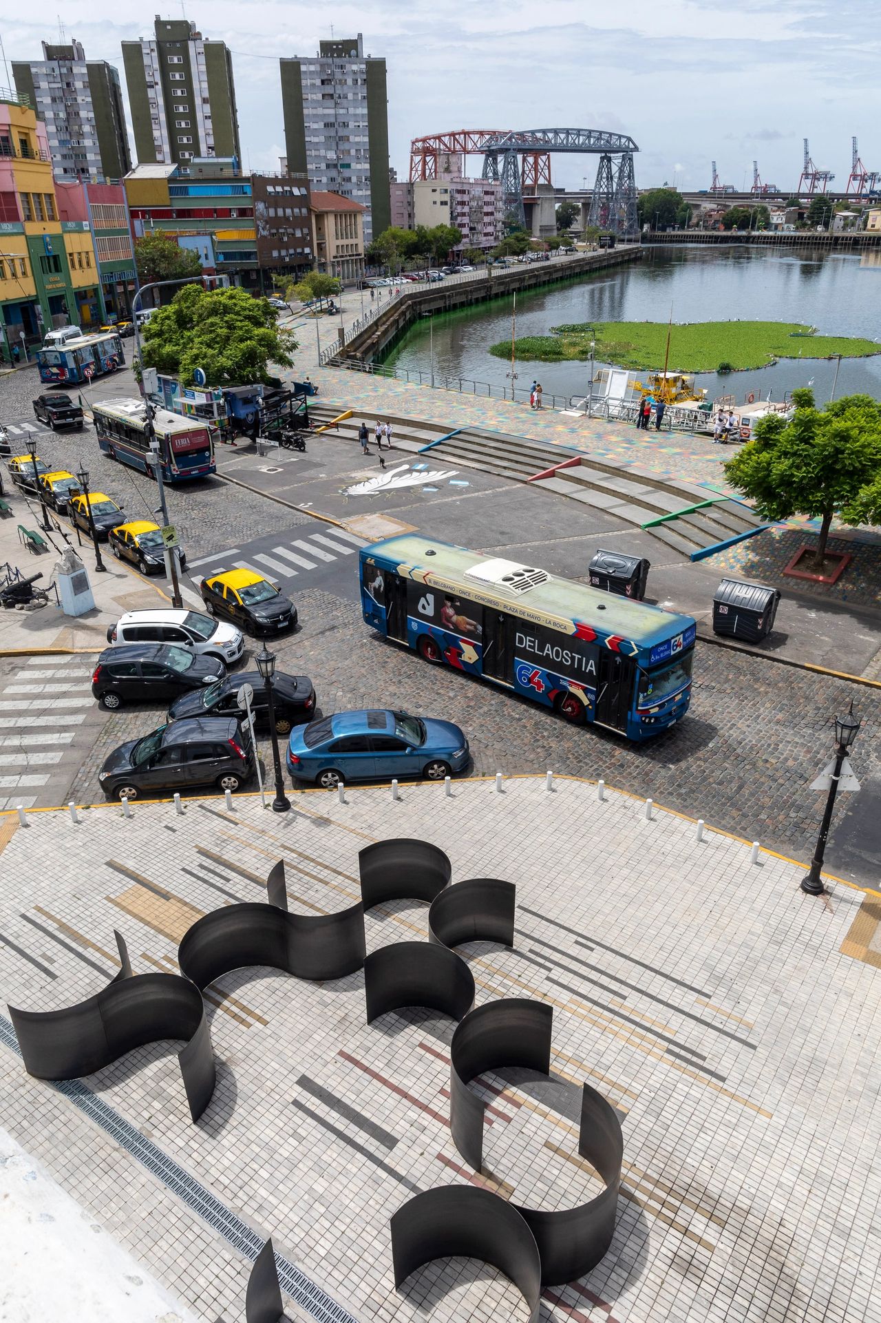 Giros en la vereda de Proa, La Boca