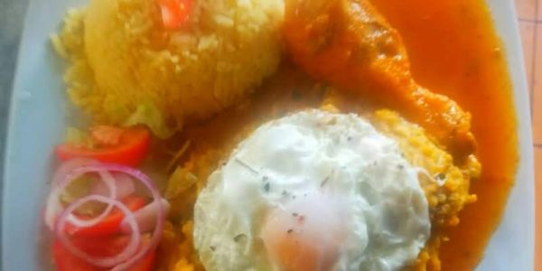 seco de pollo criollo con majado de verde y ensalada fresca.