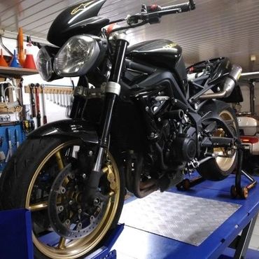 Nieuwe Pirelli op deze #triumphstreettriple @a.b.mechanix !