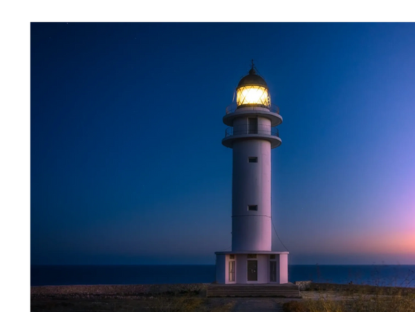 PIVOT Coaching_Coaching individuel_Phare allumé devant la mer et le ciel bleu