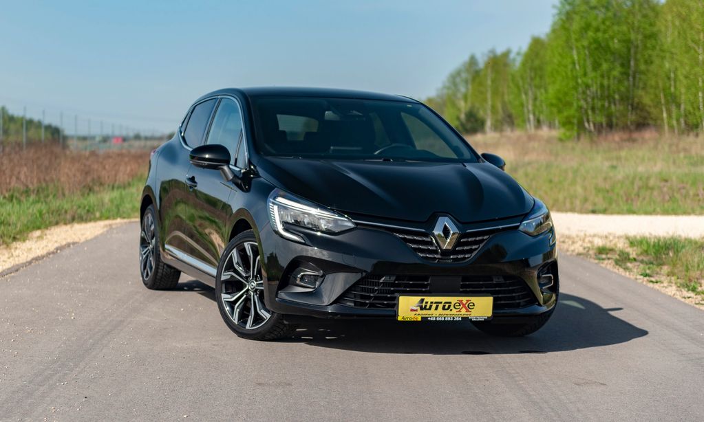 Renault Clio V kolor czarny przednim lewym na drodze asfaltowej przodem z prawo strony