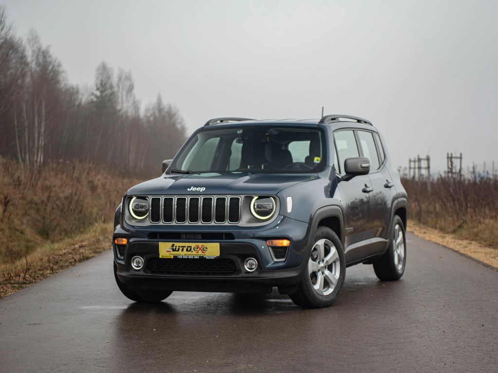 Jeep Renegade kolor szaro-niebieski grafit stoi lewym przednim bokiem na drodze asfaltowej obok traw