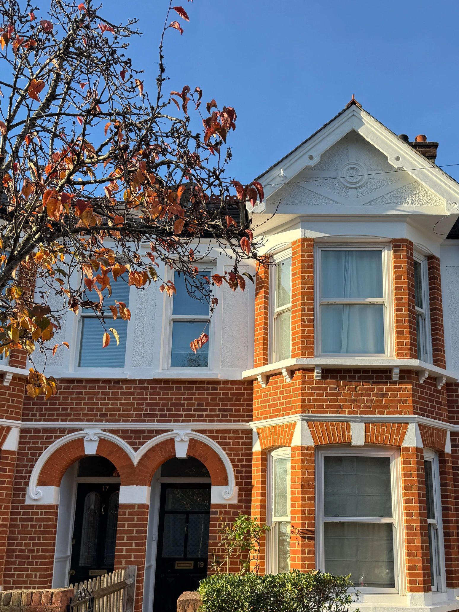 Paint removal & repointing in lime mortar - London’s #1 in weather struck pointing. 